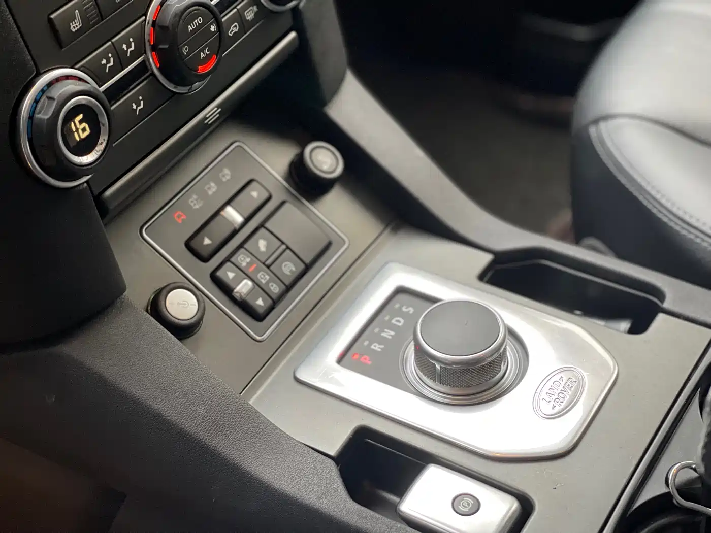 Land Rover Discovery 2014 3.0 SC V6 SE фото 13