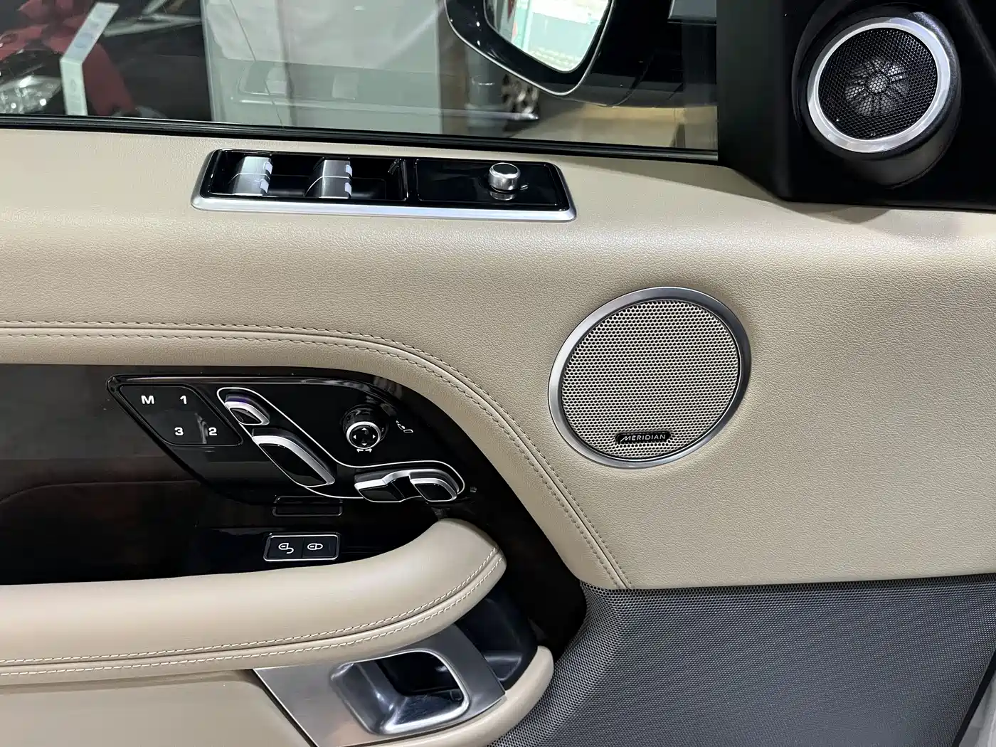 Land Rover Range Rover 2020 3.0 L6 Heritage Extended Edition фото 15