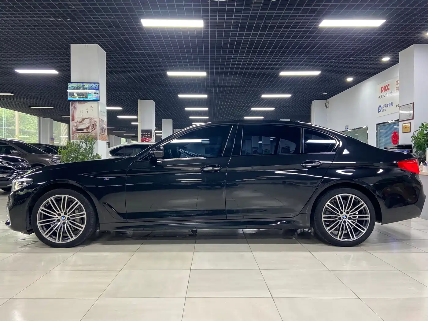 BMW 5 Series 2018 530Li Leading M Sport Package фото 3
