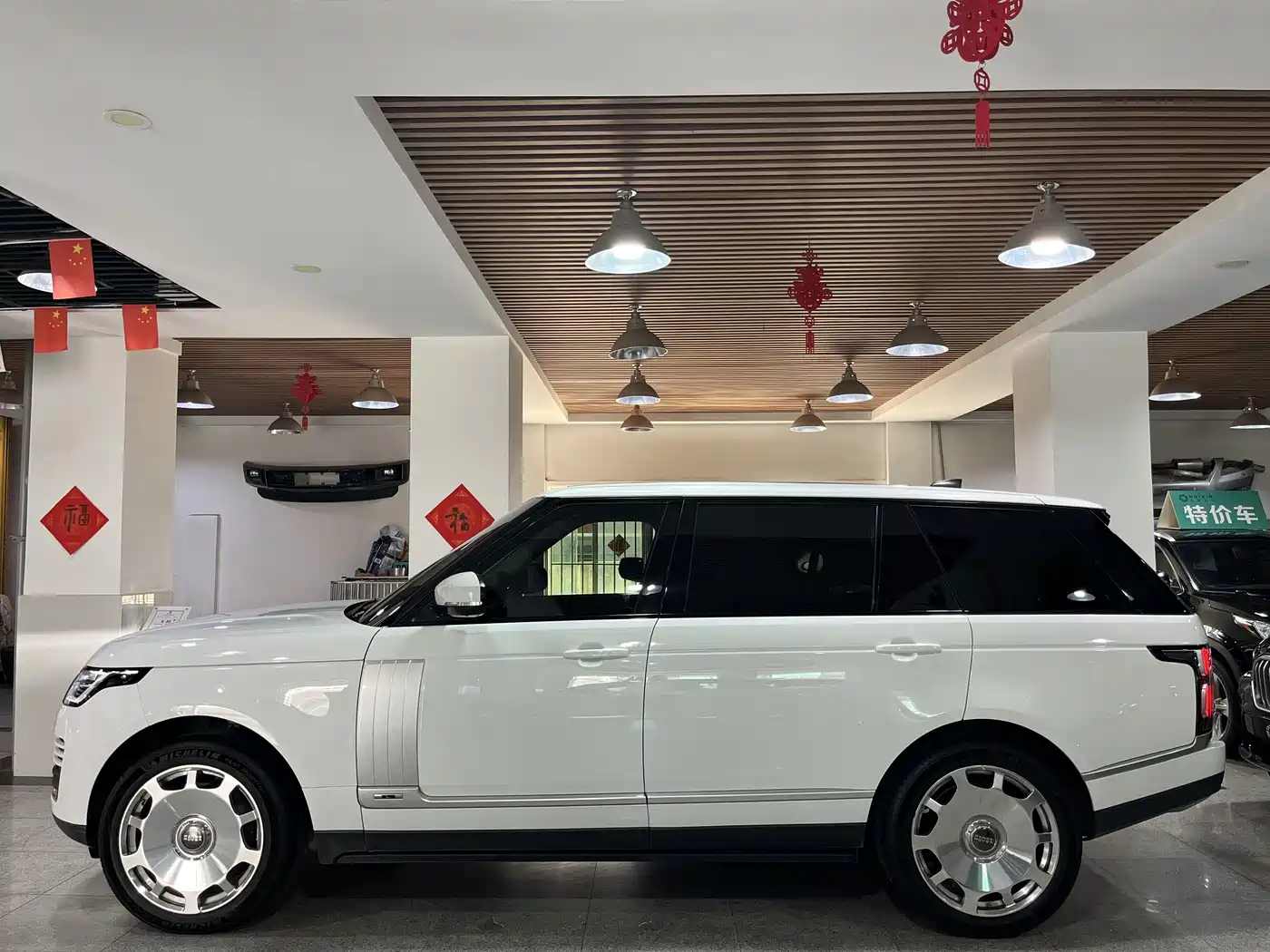 Land Rover Range Rover 2020 3.0 L6 Heritage Extended Edition фото 19