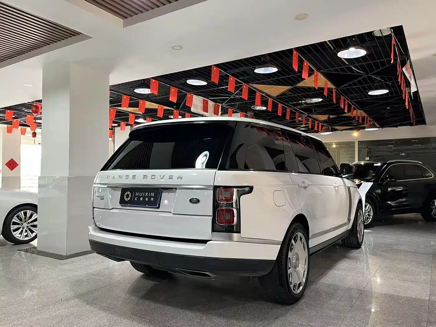 Land Rover Range Rover 2020 3.0 L6 Heritage Extended Edition фото 18