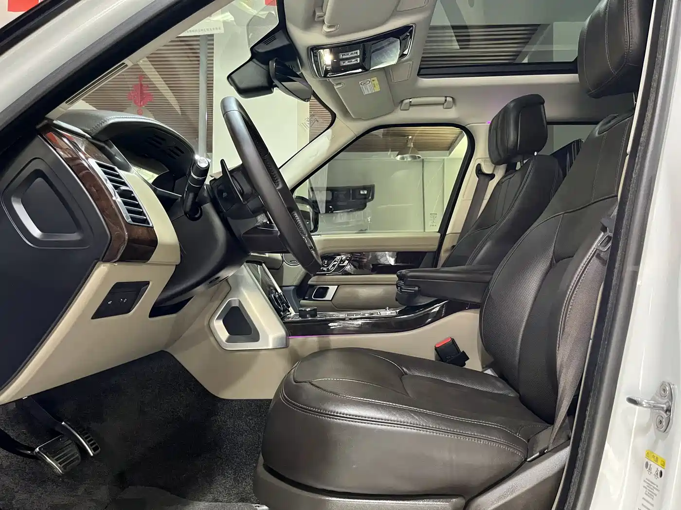 Land Rover Range Rover 2020 3.0 L6 Heritage Extended Edition фото 5