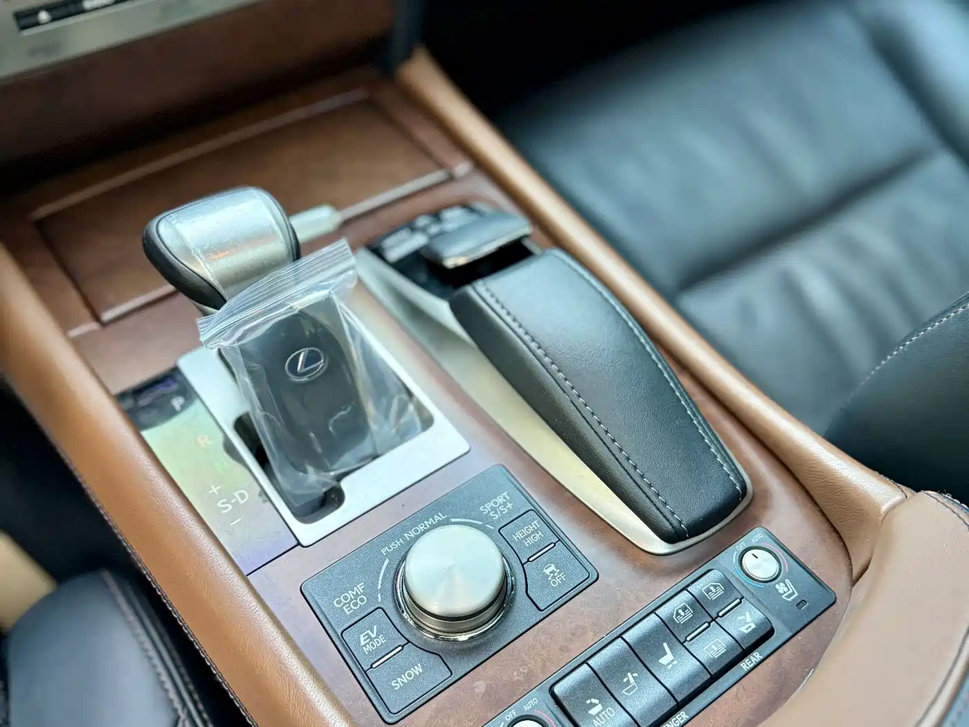 Lexus LS 2014 600hL фото 12