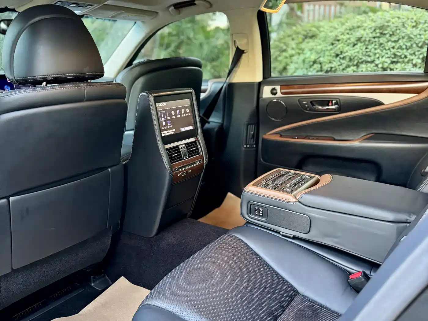Lexus LS 2014 600hL фото 20