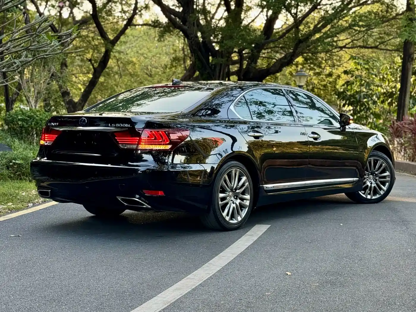 Lexus LS 2014 600hL фото 6