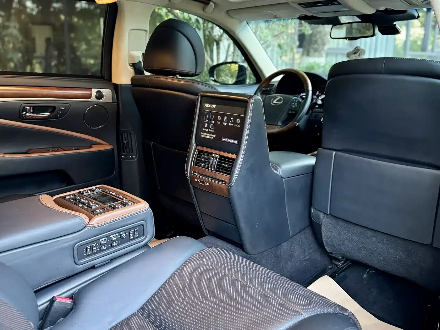 Lexus LS 2014 600hL фото 21