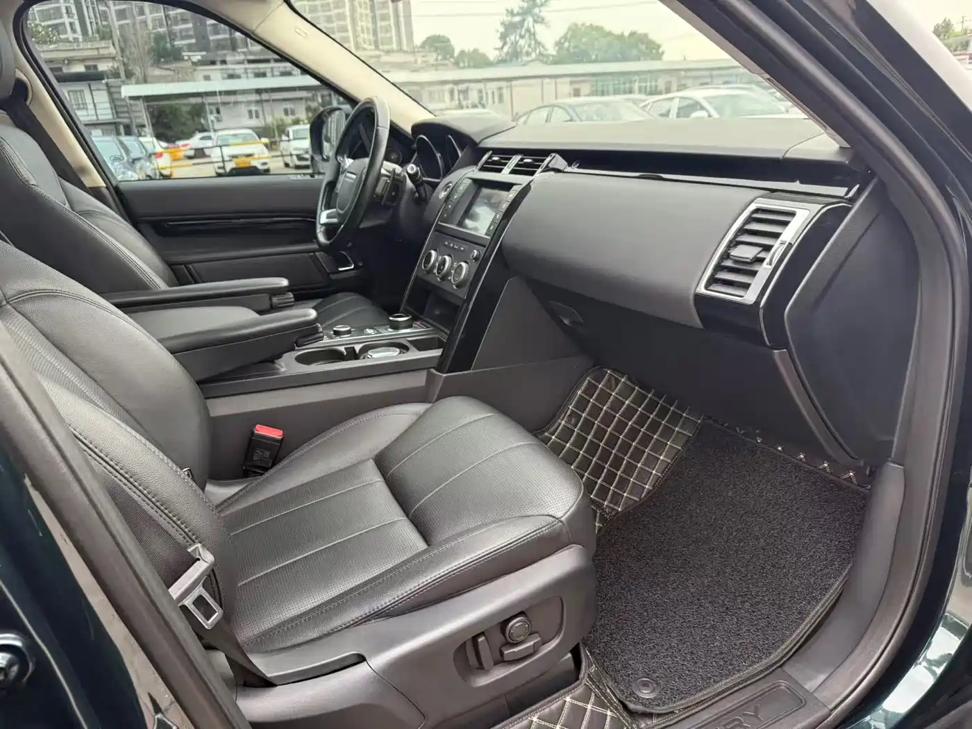 Land Rover Discovery 2017 3.0 SC V6 SE фото 13