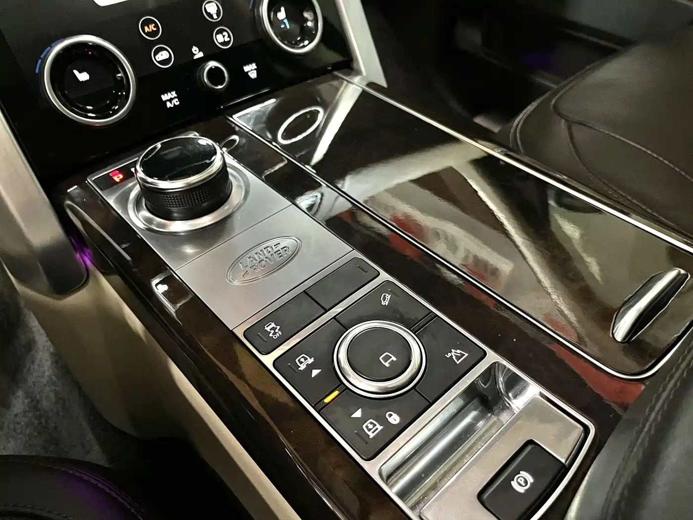 Land Rover Range Rover 2020 3.0 L6 Heritage Extended Edition фото 10