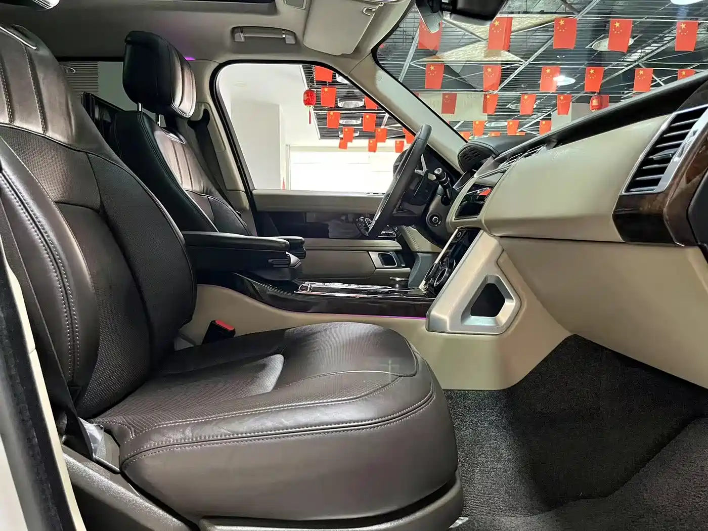 Land Rover Range Rover 2020 3.0 L6 Heritage Extended Edition фото 13