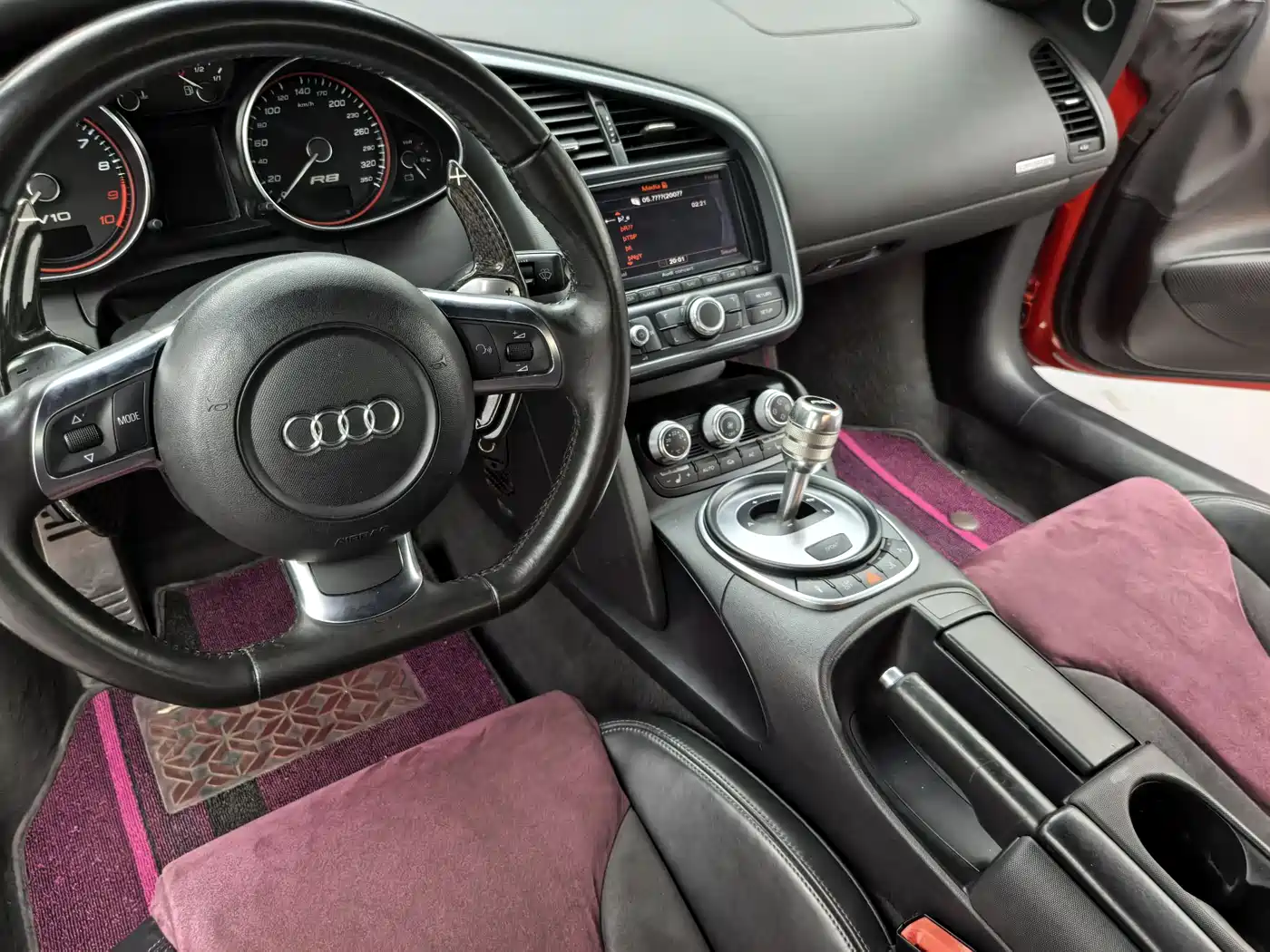 Audi R8 2010 5.2 FSI quattro фото 24