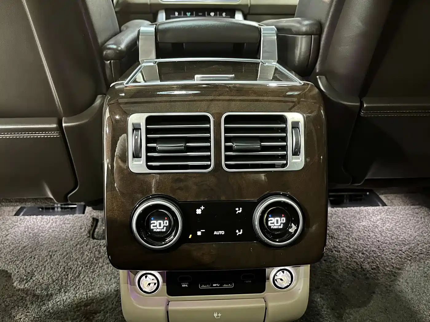 Land Rover Range Rover 2020 3.0 L6 Heritage Extended Edition фото 11