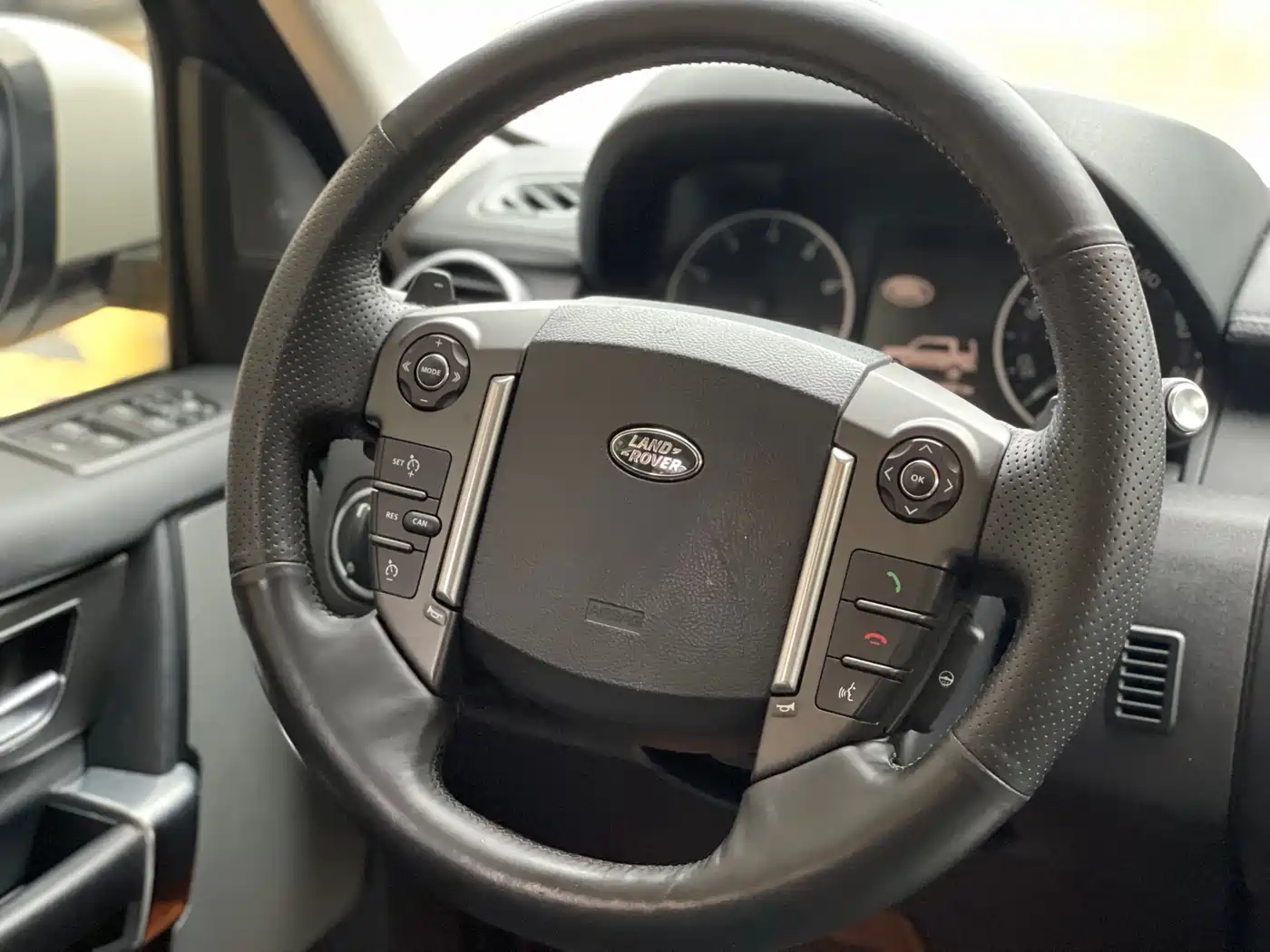 Land Rover Discovery 2014 3.0 SC V6 SE фото 15