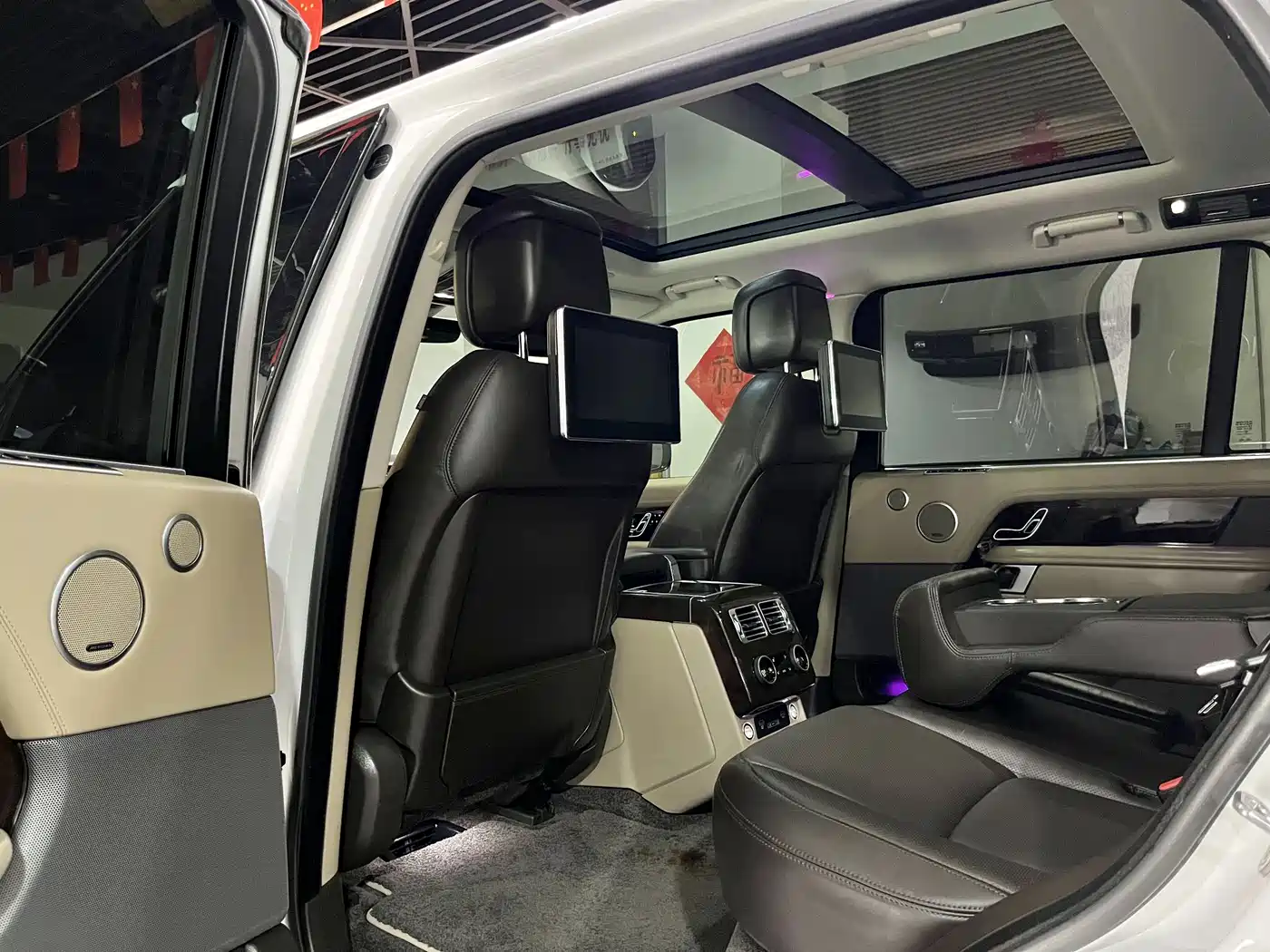 Land Rover Range Rover 2020 3.0 L6 Heritage Extended Edition фото 6