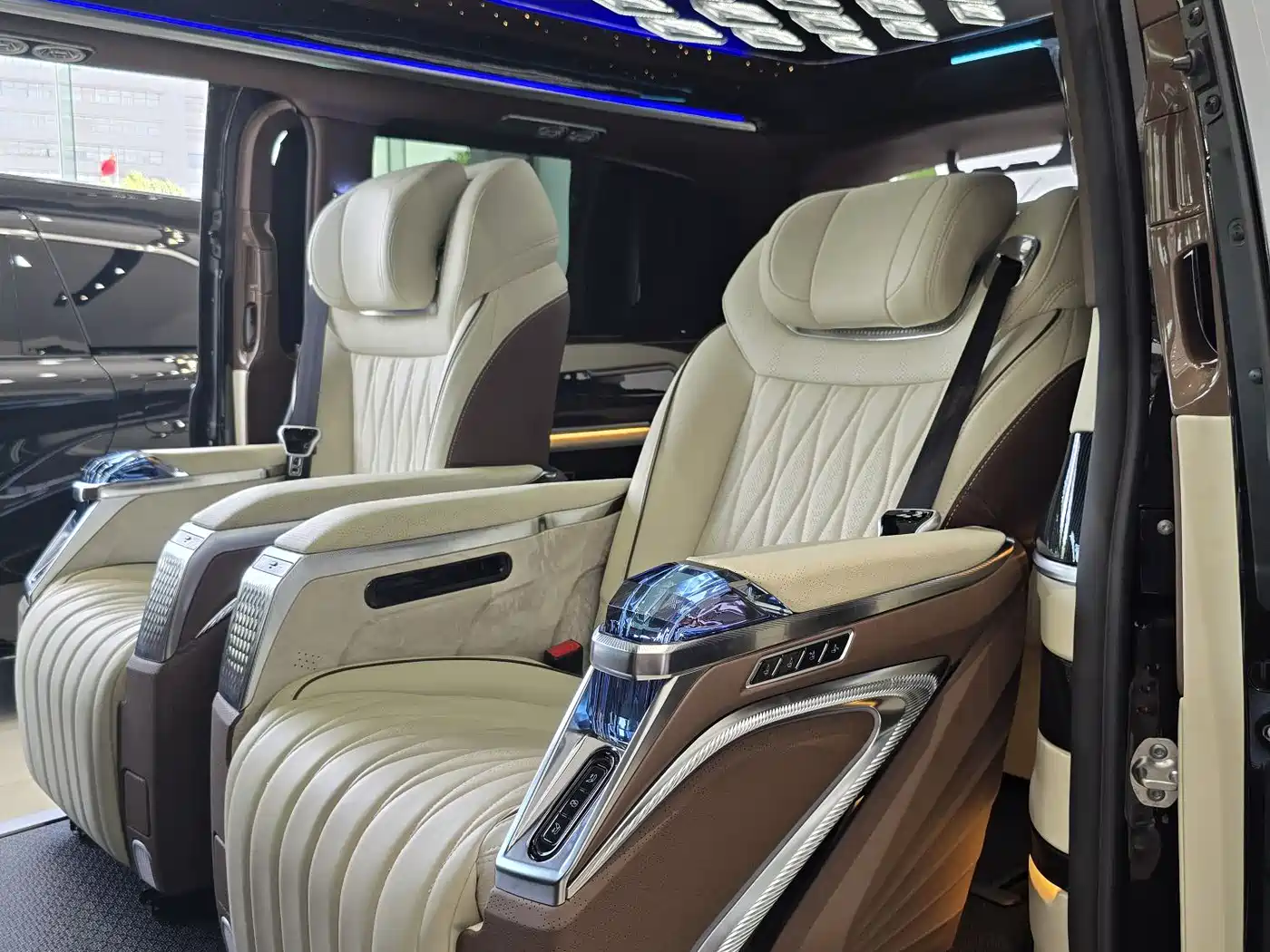 Mercedes-Benz V-Class 2024 V 300 L Long Wheelbase Luxury Edition фото 10