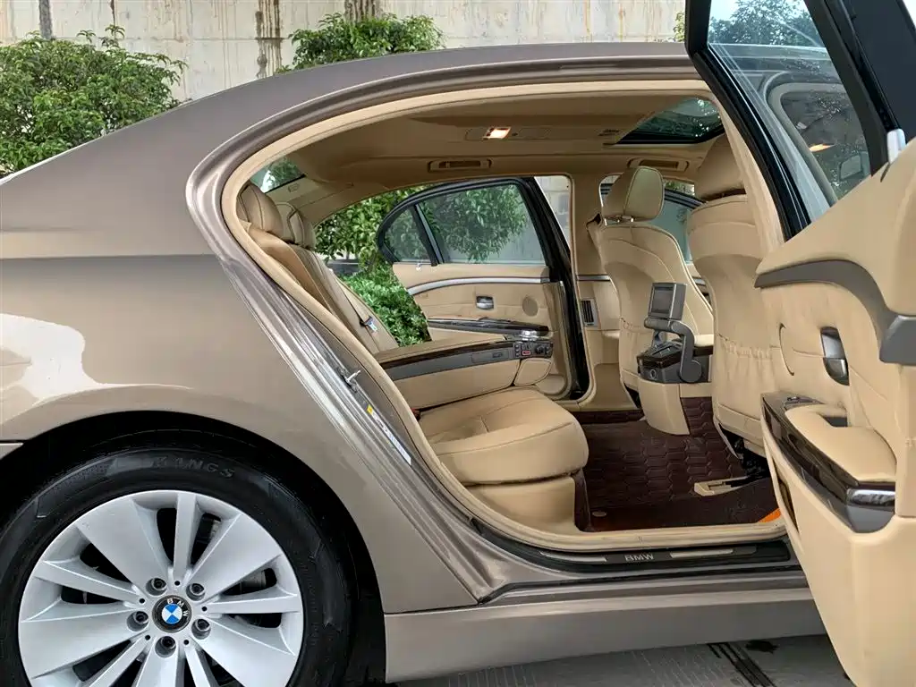 BMW 7 Series 2008 Model 730Li Leading фото 14