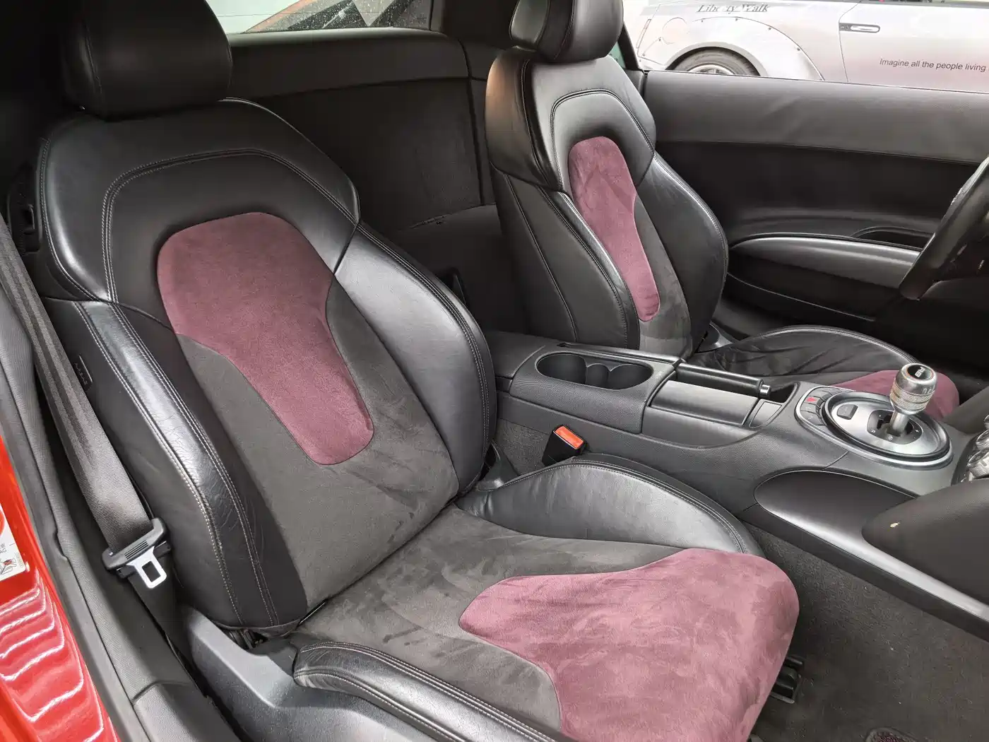 Audi R8 2010 5.2 FSI quattro фото 25
