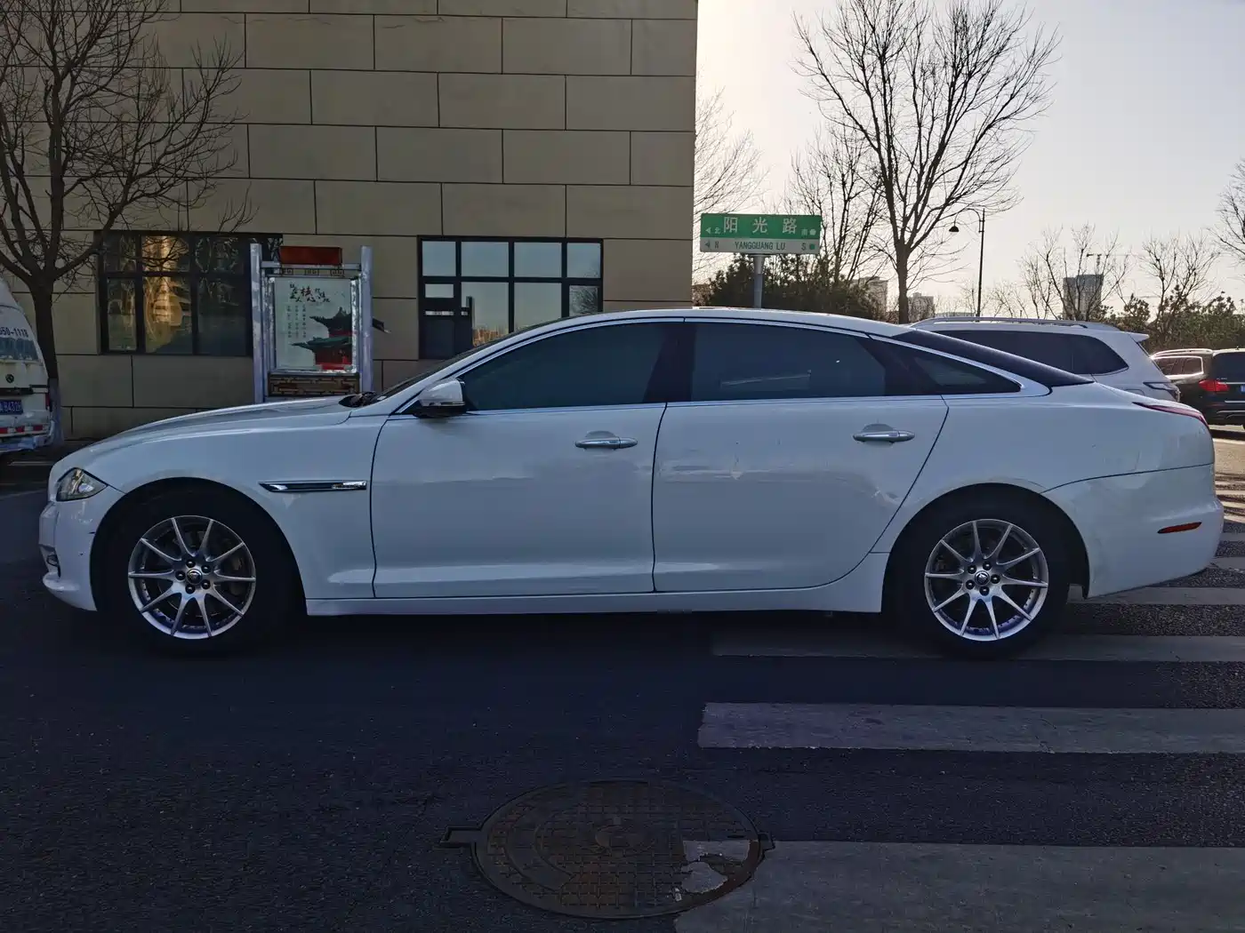 Photo 3 - Jaguar XJ
