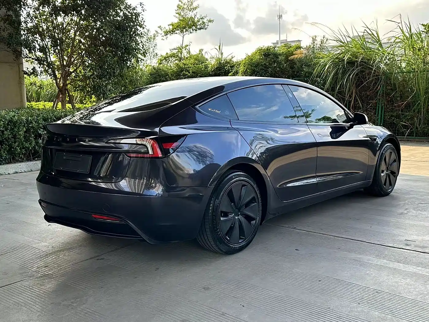 TESLA MODEL 3