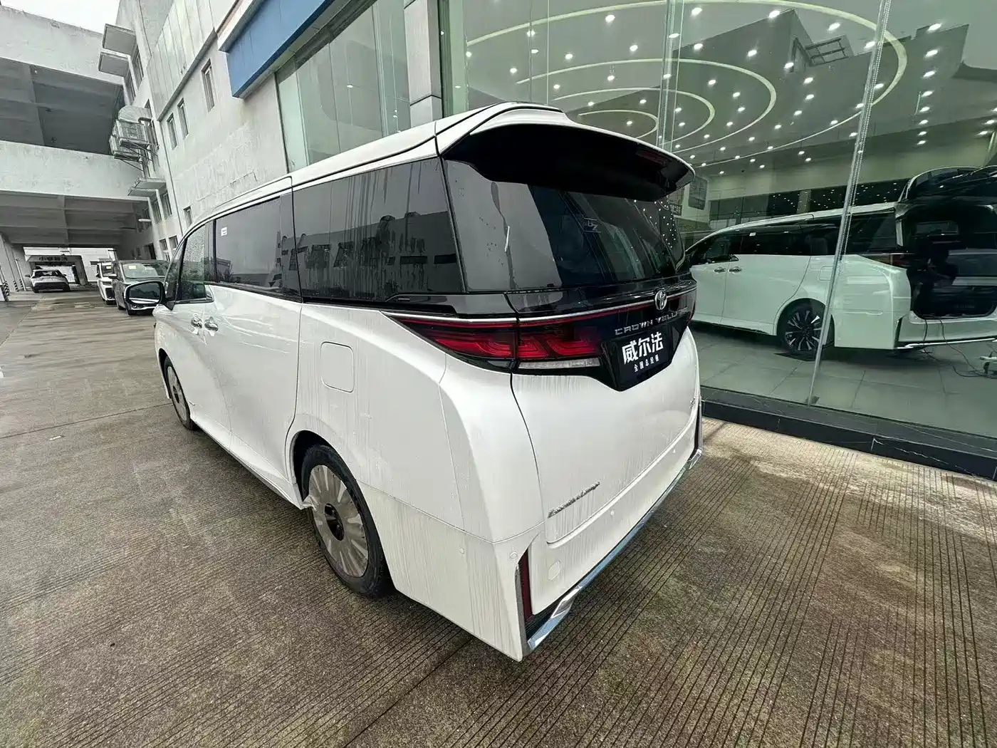 Toyota Vellfire 2024 Crown Hybrid 2.5L Premium Edition фото 6