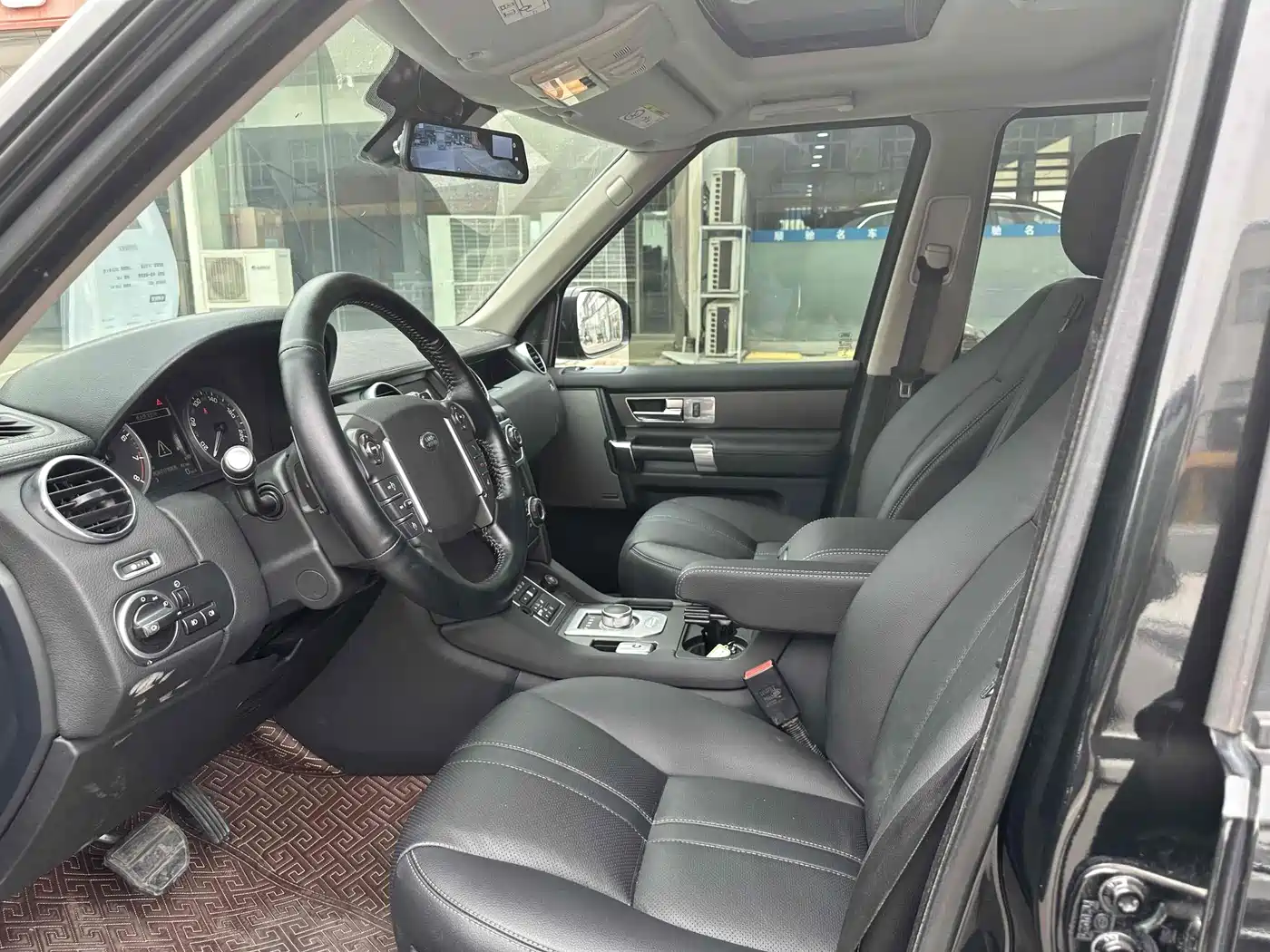 Land Rover Discovery 2015 3.0 SC V6 SE фото 4