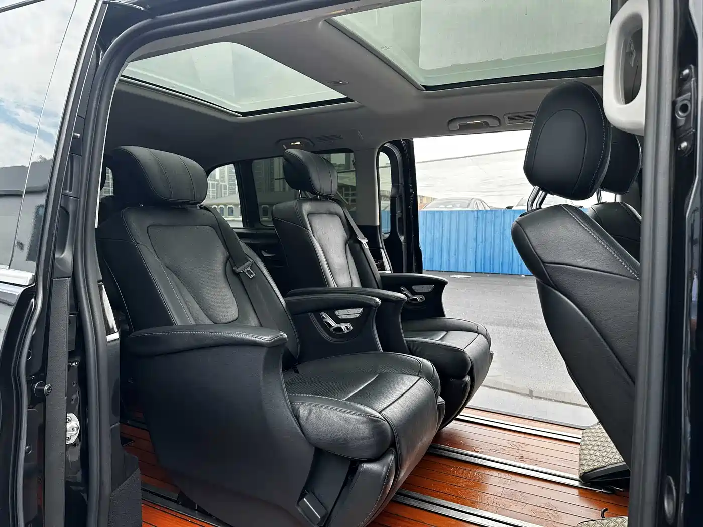 Mercedes-Benz V-Class 2018 V 260 L Premium Long Wheelbase Edition China VI фото 12