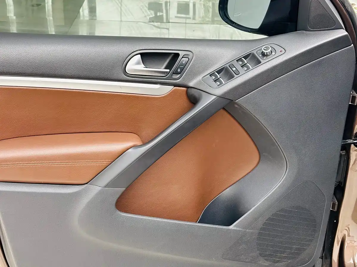 Volkswagen Tiguan 2012 2.0TSI Luxury Edition фото 6