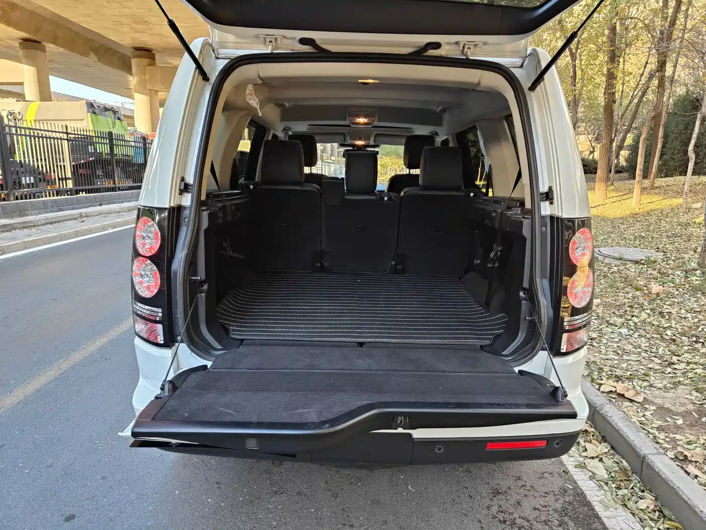 Land Rover Discovery 2016 3.0 SC Black Edition SE фото 11