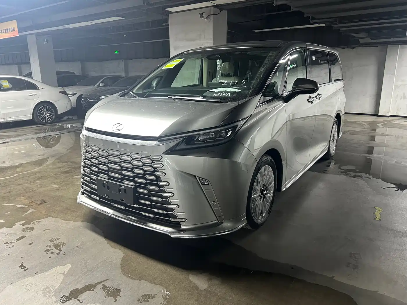 Lexus LM 2023 500h 6-Seater Prestige Edition фото 18