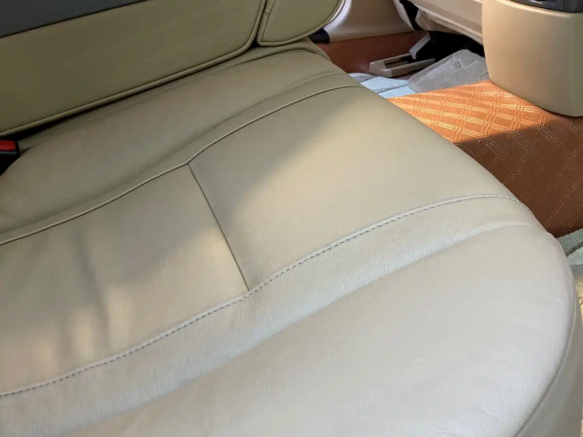 BMW 7 Series 2009 730Li Leading фото 12