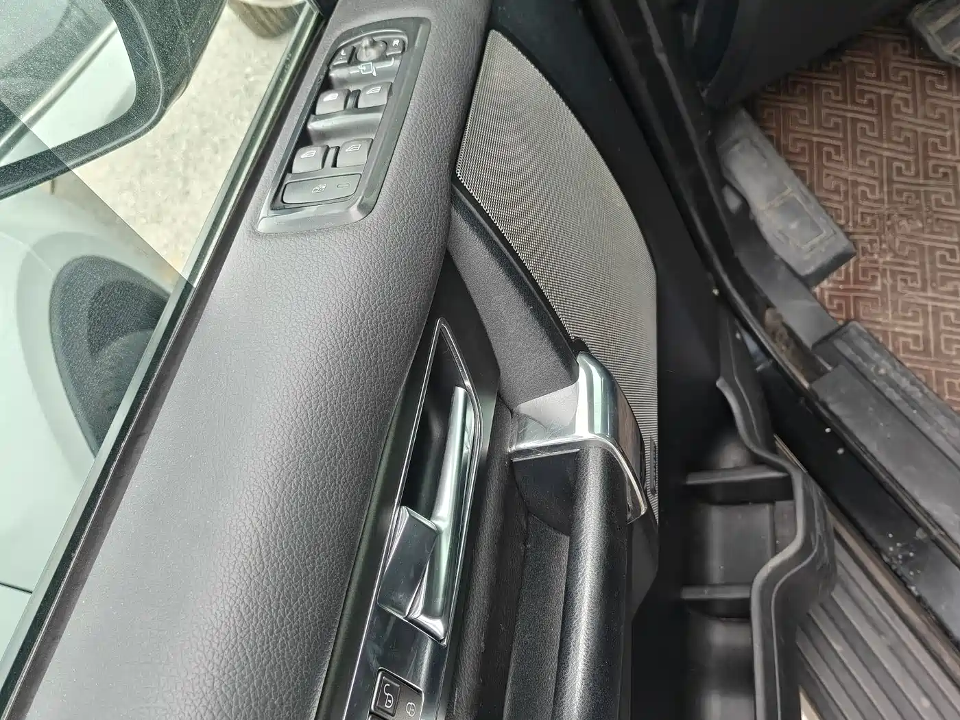 Land Rover Discovery 2015 3.0 SC V6 SE фото 5