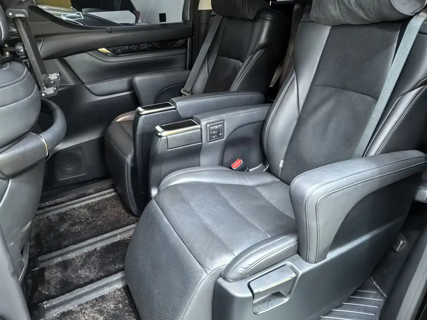 Toyota Vellfire 2023 Crown Hybrid 2.5L HV Luxury фото 5