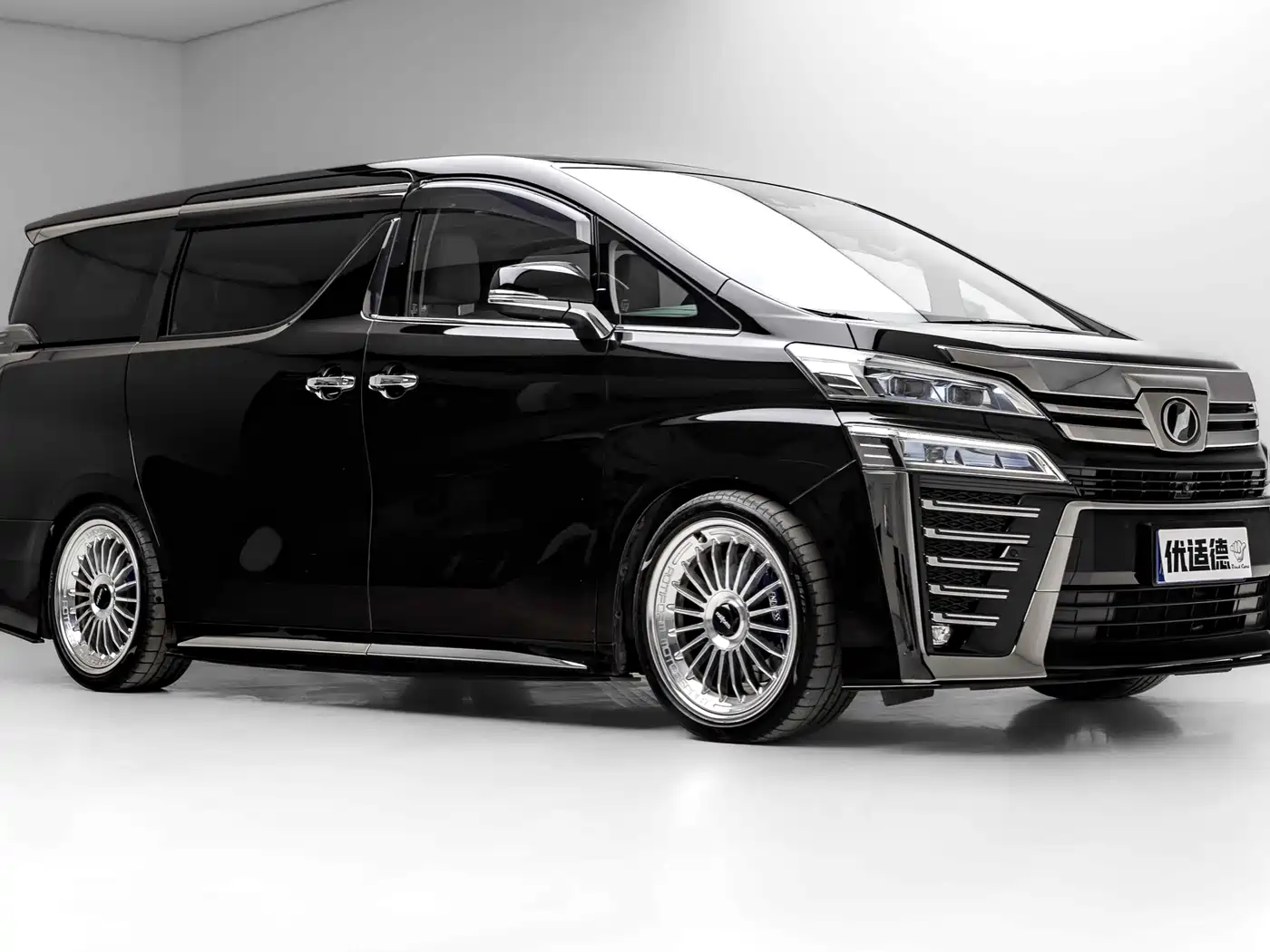 Toyota Vellfire 2021 Crown Hybrid 2.5L HV Premium Edition фото 2