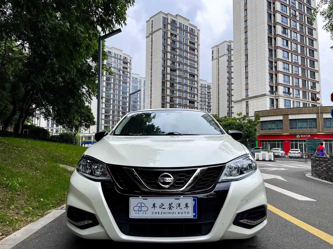 Photo 2 - Nissan Tiida