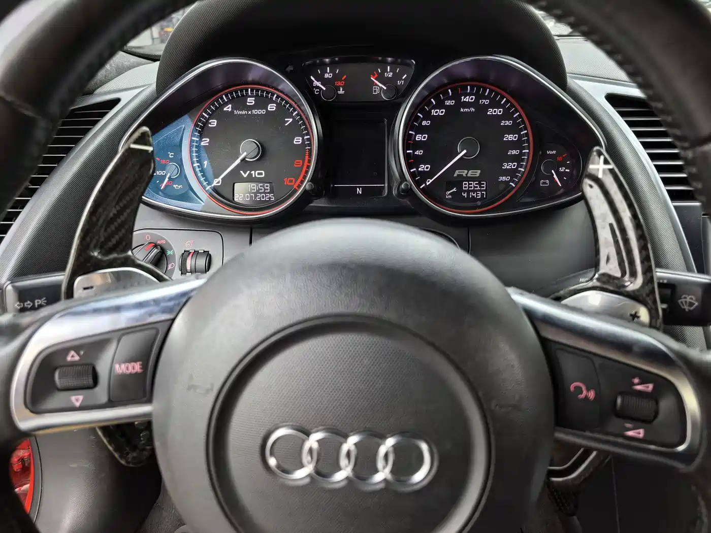 Audi R8 2010 5.2 FSI quattro фото 17