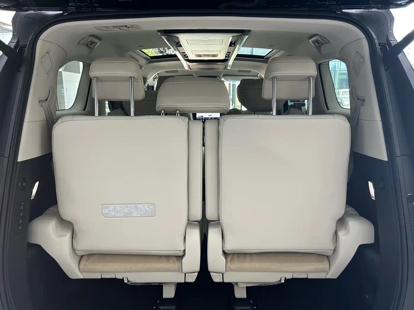 Toyota Alphard 2025 Hybrid 2.5L Ultimate Gold Edition фото 13