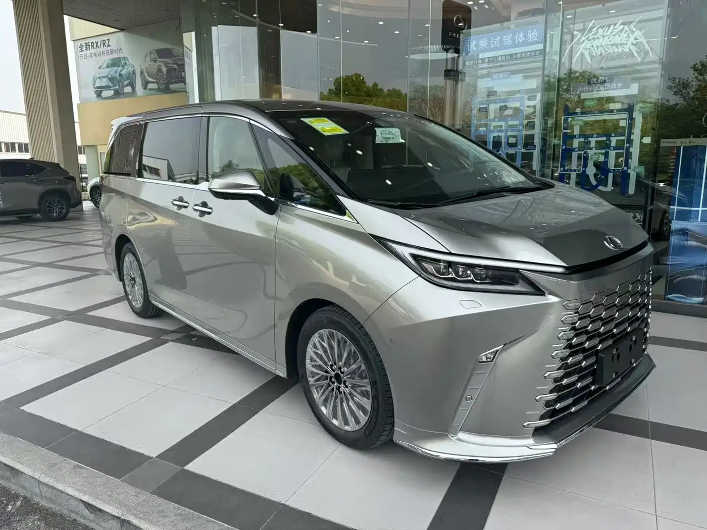 Lexus LM 2023 500h 6-Seater Prestige Edition