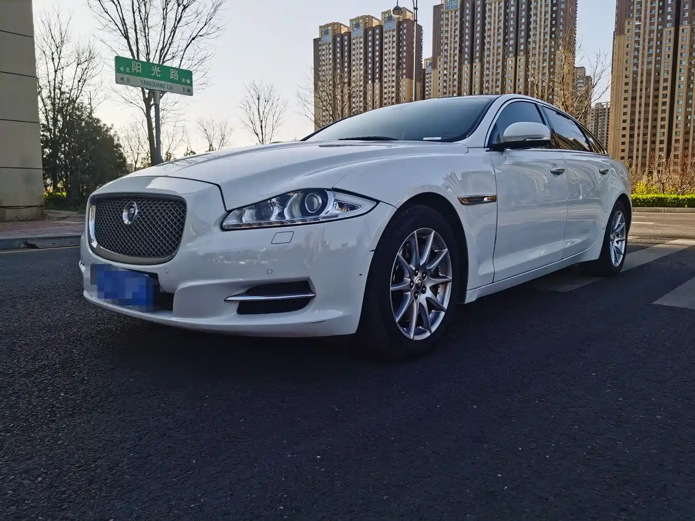 Photo 1 - Jaguar XJ