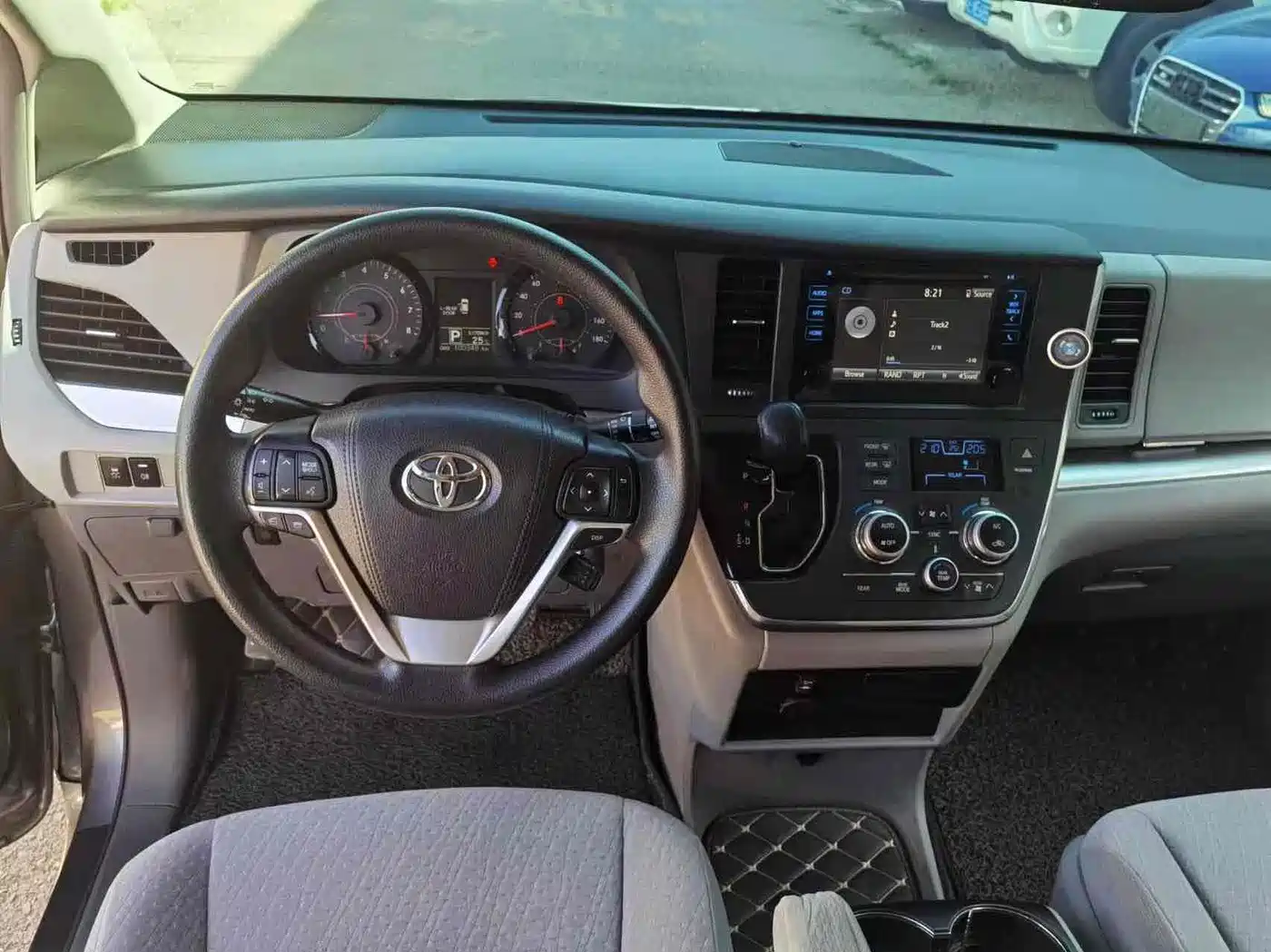 Toyota Sienna 2015 3.5L 2WD LE фото 5