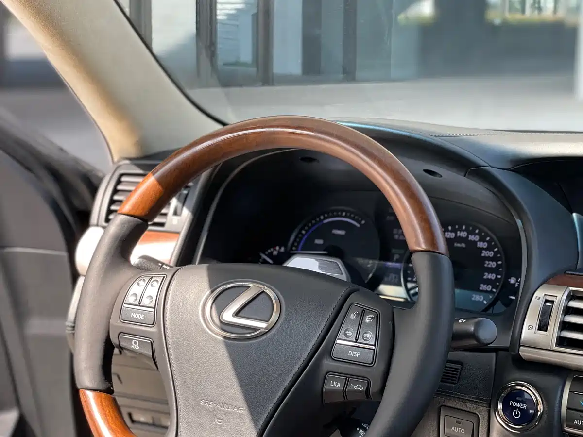 Lexus LS 2014 600hL фото 33