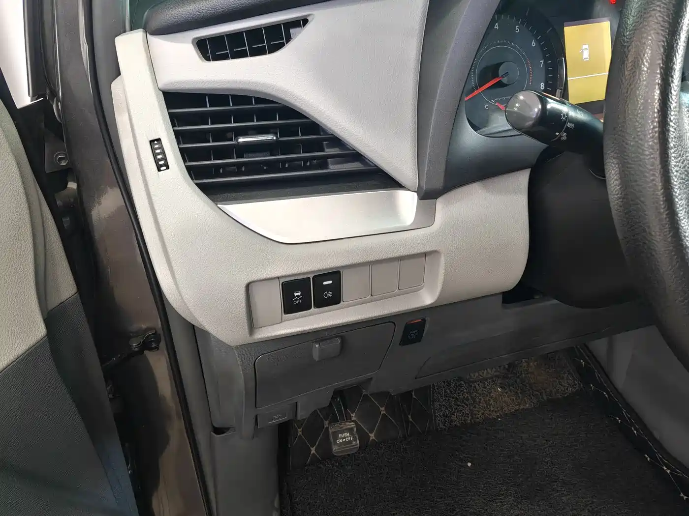 Toyota Sienna 2015 3.5L 2WD LE фото 11