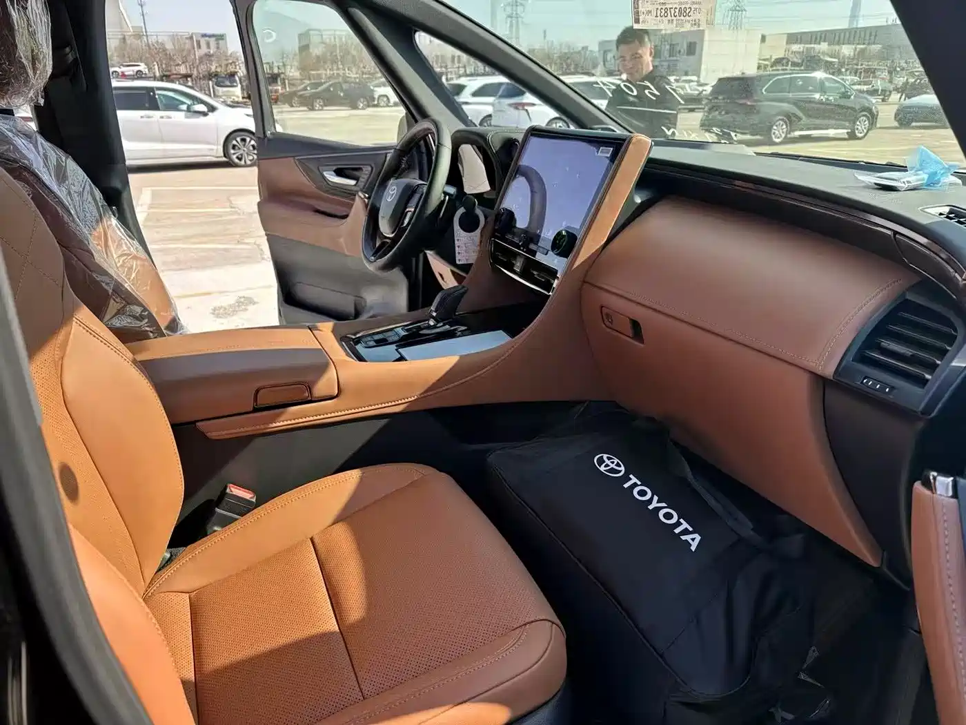 Toyota Alphard 2025 Hybrid 2.5L Ultimate Gold Edition фото 15