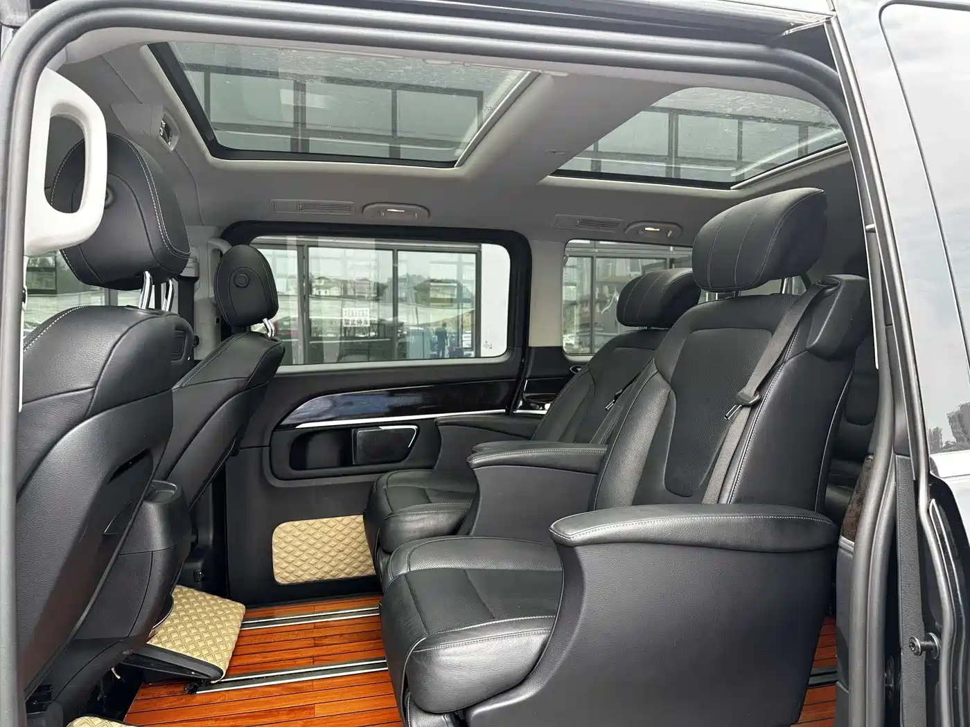Mercedes-Benz V-Class 2018 V 260 L Premium Long Wheelbase Edition China VI фото 15