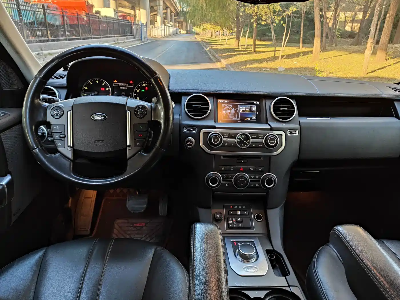 Land Rover Discovery 2016 3.0 SC Black Edition SE фото 10