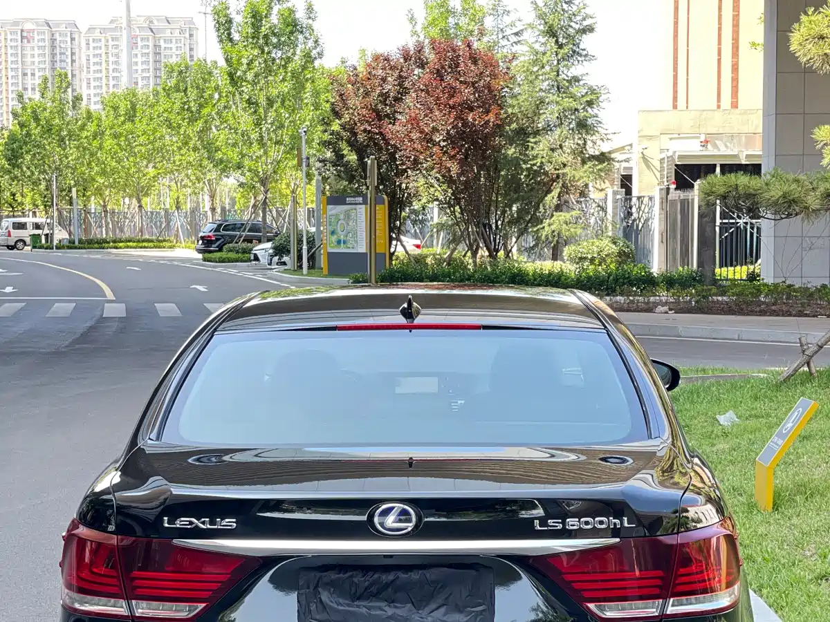 Lexus LS 2014 600hL фото 11