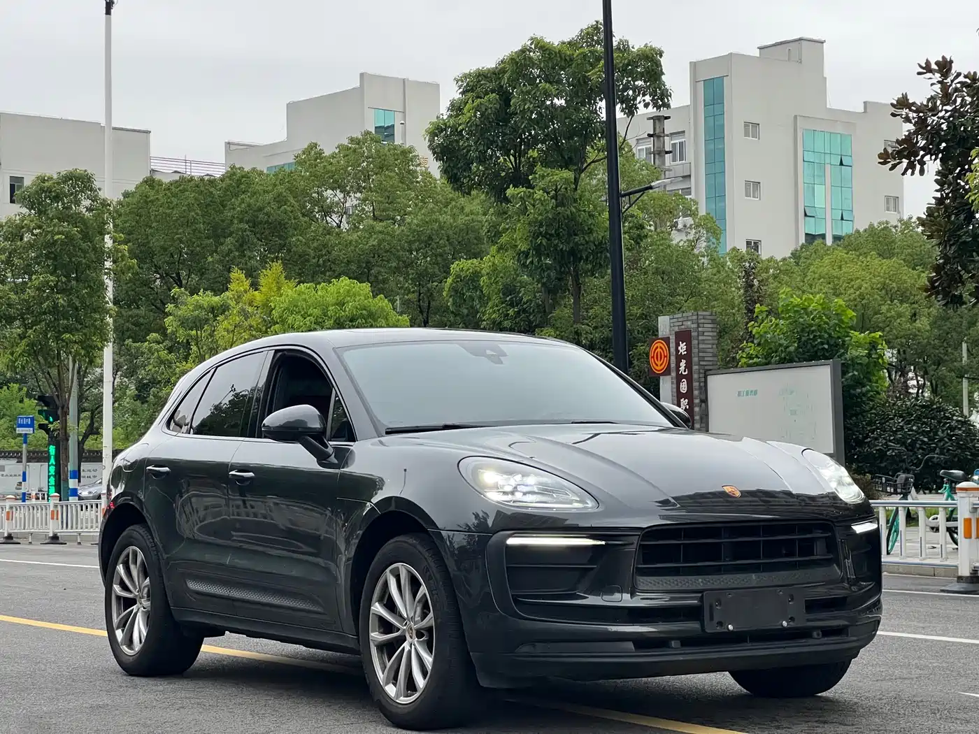 PORSCHE MACAN