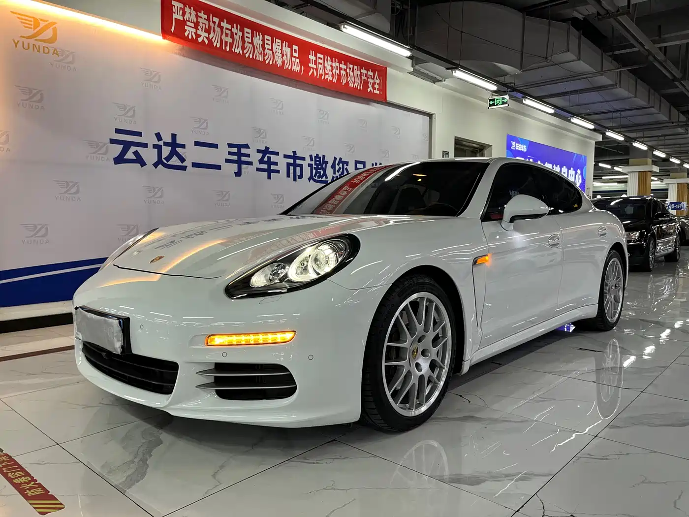 Porsche Panamera 2014 Panamera 4 3.0T фото 2