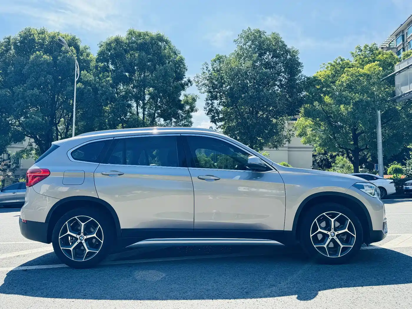BMW X1 2019 sDrive18Li Premium Model фото 3