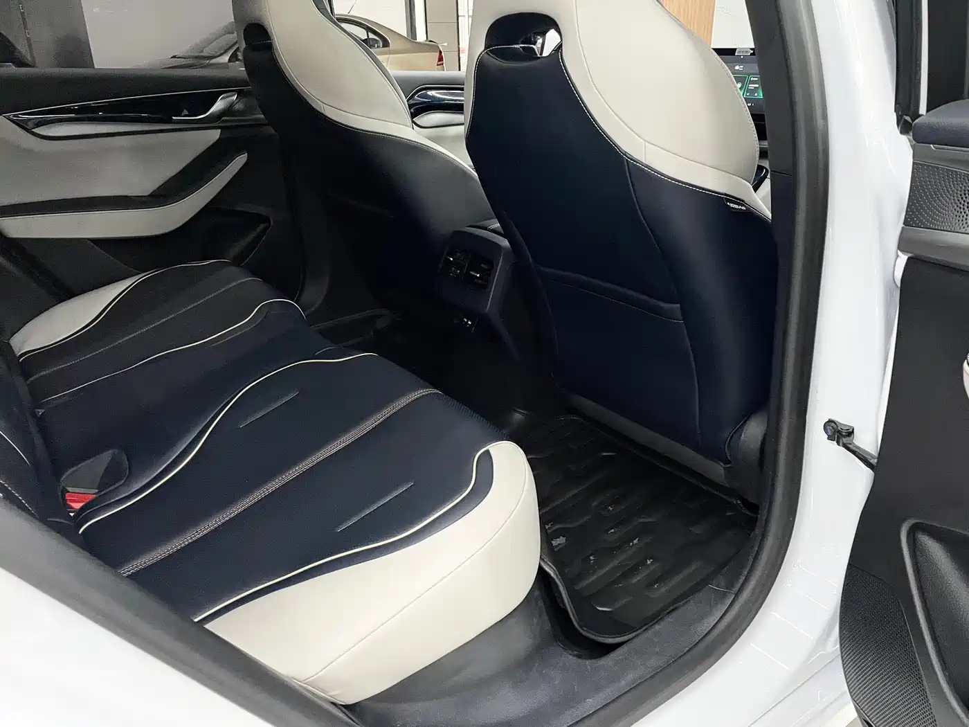 BYD Qin PLUS 2023 Champion Edition DM-i 120KM Leading Type фото 13