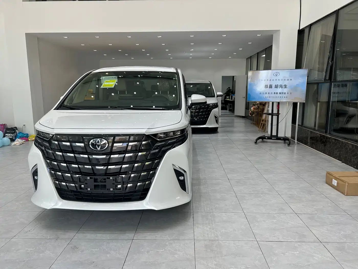 Toyota Alphard 2025 Hybrid 2.5L Ultimate Gold Edition фото 12
