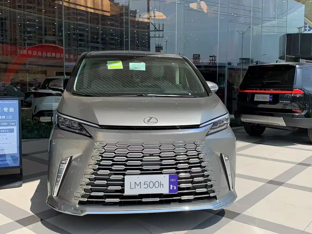 Lexus LM 2023 500h 6-Seater Prestige Edition фото 10
